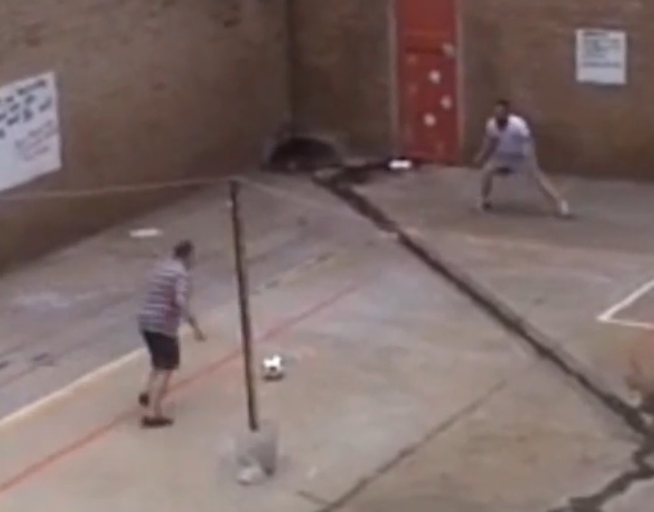 VIDEO: Krejčíř hraje ve vězení fotbal s atletem Pistoriusem!