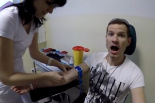VIDEO: Frekvence 1 dovezla další snídani! A&nbsp;moderátorovi přitom vzali krev!