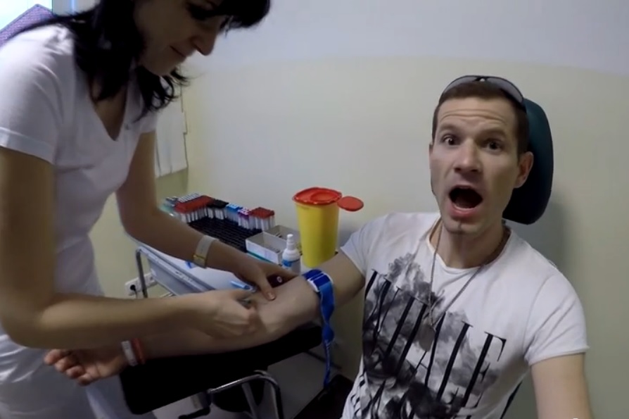VIDEO: Frekvence 1 dovezla další snídani! A&nbsp;moderátorovi přitom vzali krev!