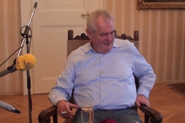 VIDEO: Kouřící Zeman na&nbsp;zákulisní videu! Co to vyprávěl veselého?