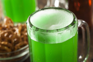 Je zelený čtvrtek: Dejte si zelené pivo!