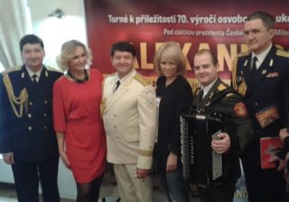 VIDEO: Alexandrovci se opět valí do Česka! Na&nbsp;turné pozvali Helenu Vondráčkovou!