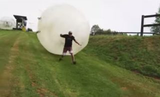 VIDEO: Partu bláznů pronásleduje obří koule! Tak vypadá skutečný Indiana Jones