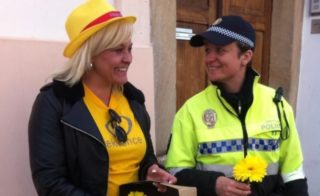 FOTO: Květiny od Frekvence 1 si vzali i&nbsp;policisté! Podívejte se na&nbsp;fotky z&nbsp;Hradce Králové!