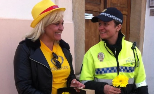 FOTO: Květiny od Frekvence 1 si vzali i policisté! Podívejte se na fotky z Hradce Králové!