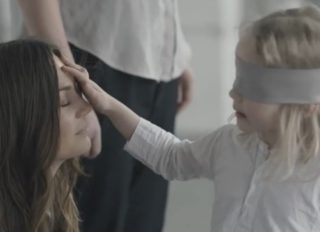 VIDEO DNE: Děti hledají maminku po&nbsp;hmatu! Dokážou to?
