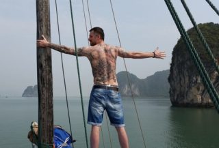 FOTO: Kdo je tenhle sexy chlap! Moderátor Frekvence 1 vystavil své tělo!