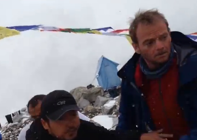 VIDEO: To je síla! Horolezec natočil lavinu po&nbsp;zemětřesení na&nbsp;Everestu!