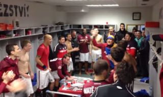 VIDEO: Takhle slaví Sparta, když porazí Plzeň! Bude slavit i&nbsp;dnes?