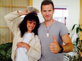 ŠOK: Přijdete do práce a&nbsp;jen tak dostanete 25&nbsp;300&nbsp;Kč! Tohle umí ráno Frekvence 1!