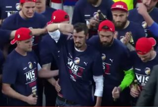 VIDEO: Z&nbsp;toho zabolí u&nbsp;srdce. Těžce nemocný Čišovský dojal fotbalové oslavy