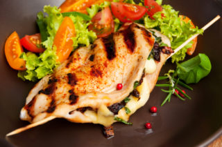 Babicovo menu: Prsa s&nbsp;mozzarelou, jahodový dortík, plněná rolka a&nbsp;salát s&nbsp;malinovým dresinkem