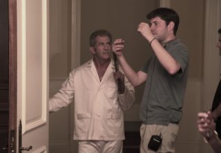 FOTO: Mel Gibson natočil v&nbsp;pyžamu znělku pro&nbsp;festival ve Varech!