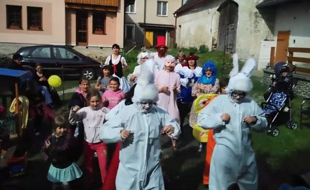 VIDEO: V pohádkových kostýmech zpívají a tančí na Bobíka! Mohou vyhrát 30 tisíc