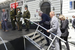 FOTO: Zemana zmohlo vedro! Nezvládl sám vyjít schody