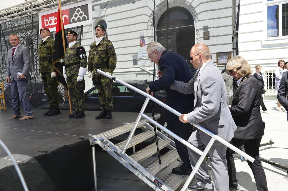 FOTO: Zemana zmohlo vedro! Nezvládl sám vyjít schody