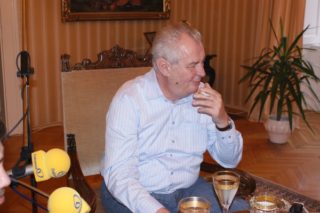 Prezident chystá odvetu: Zákaz kouření? Já zase zkážu prodej limonád!