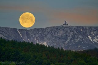 FOTO: Neskutečná fotka Měsíce v&nbsp;úplňku nad Krkonošemi! Svět je fascinován