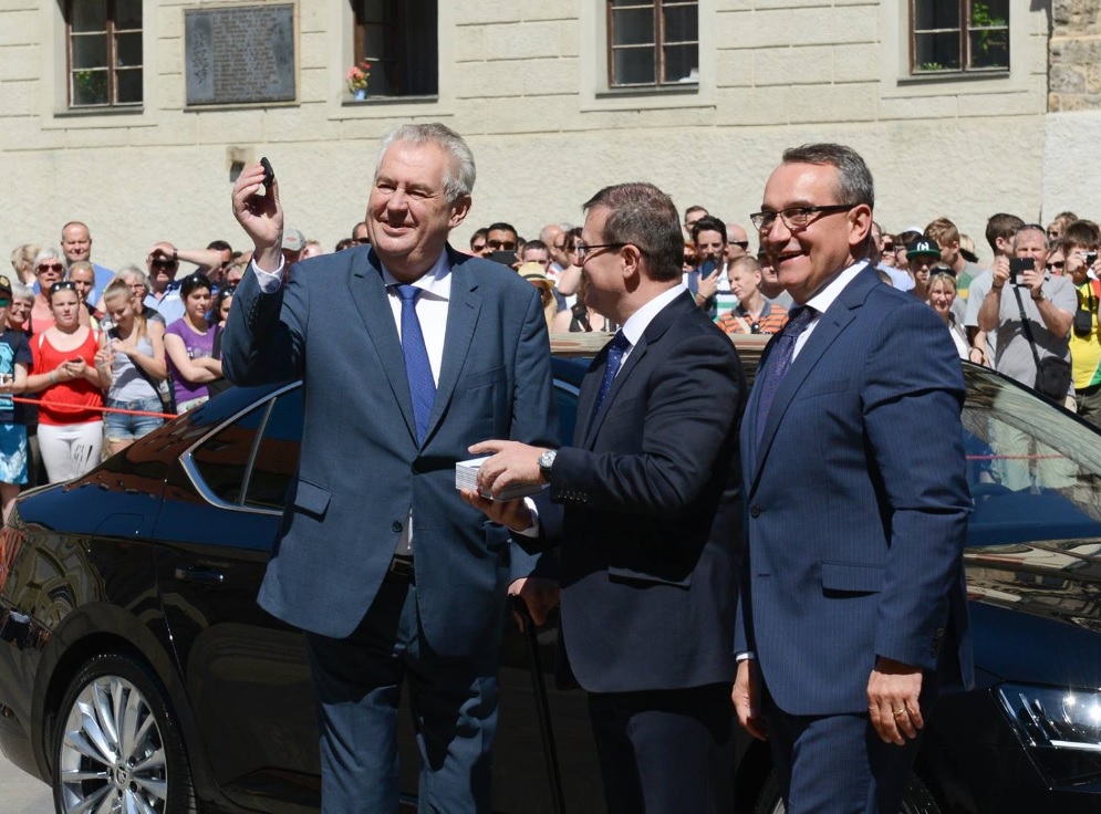 FOTO: Prezident Zeman si převzal nové auto! Podívejte se