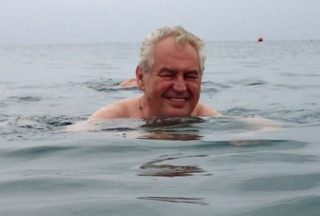 Víkendový plán prezidenta: Půjde se koupat na&nbsp;nuda pláž!