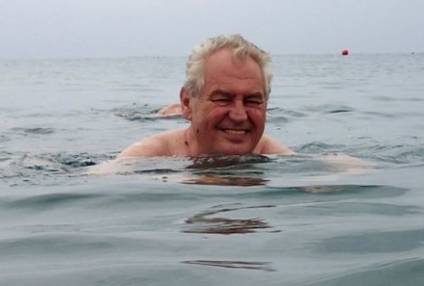 Víkendový plán prezidenta: Půjde se koupat na&nbsp;nuda pláž!