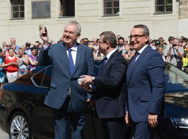 Prezident zničil novou škodovku! Skončil s&nbsp;ní v&nbsp;polích