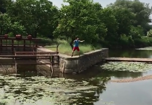 VIDEO: Chlapec skočil na Bobíka do vody! I on může vyhrát 30 tisíc