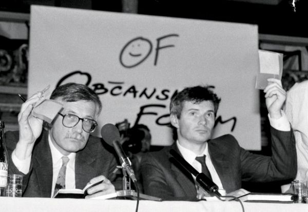 RETRO FOTKY: Přesně před 25 lety skončili první svobodné volby u nás!
