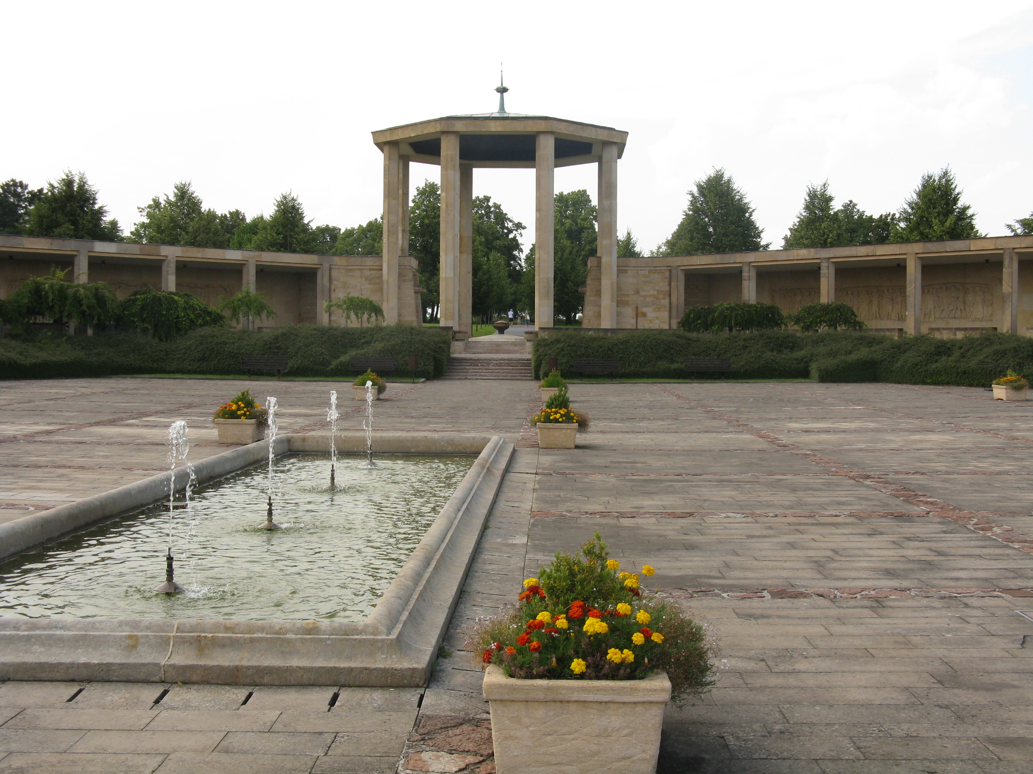 Lidice si připomínají tragédii a&nbsp;chtějí pomník svým letcům