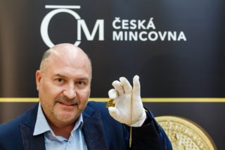 FOTO: Michal David si k&nbsp;narozeninám vyrazil zlatý a&nbsp;stříbrný klavír!