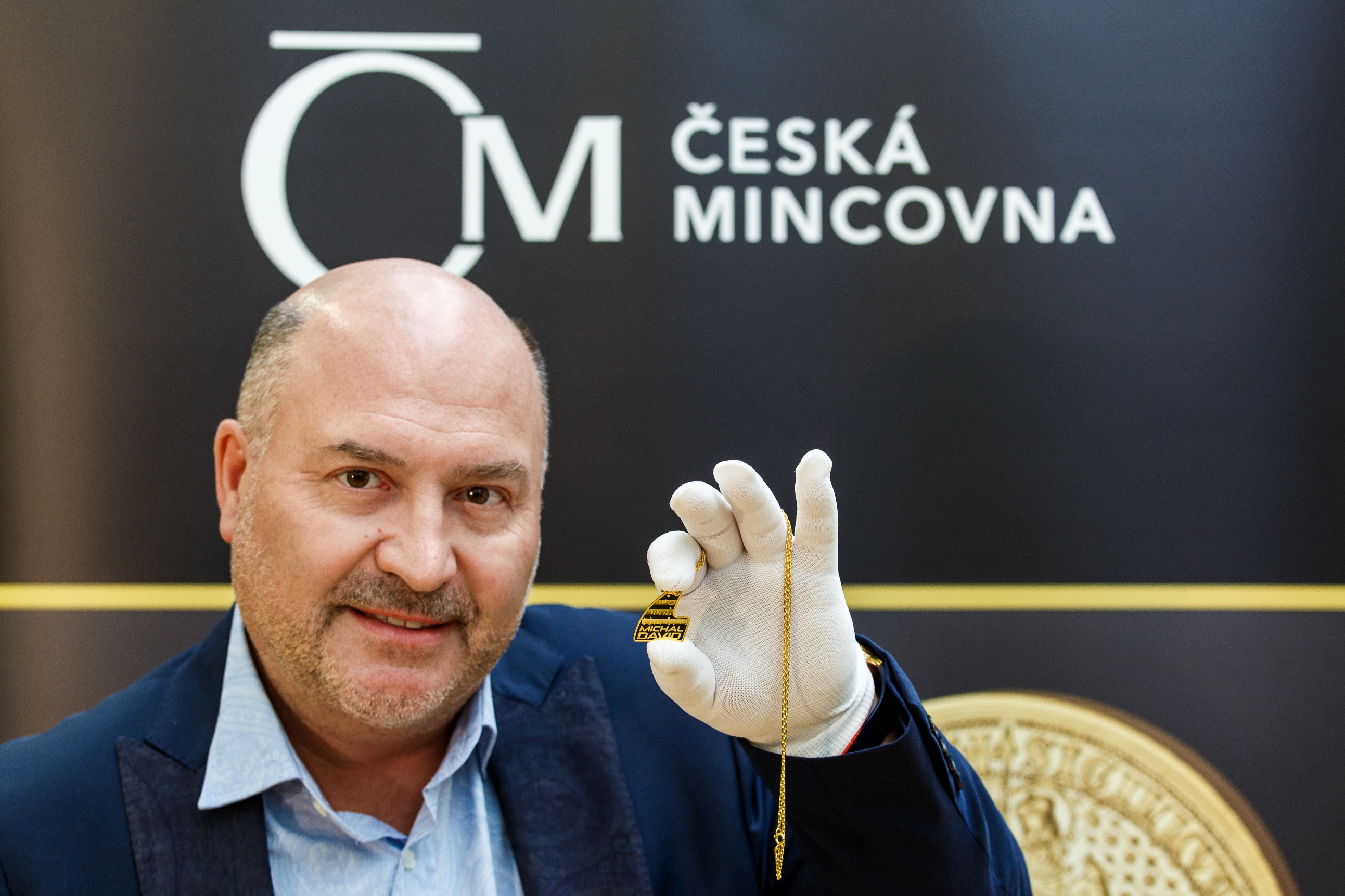 FOTO: Michal David si k&nbsp;narozeninám vyrazil zlatý a&nbsp;stříbrný klavír!