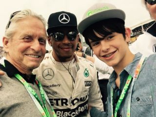 FOTO: Michael Douglas vzal syna na&nbsp;formule&nbsp;1! Vyfotili se s&nbsp;Hamiltonem