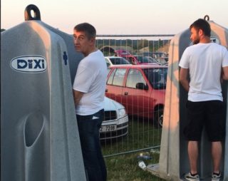 FOTO ROKU: Ministr Babiš se nechal vyfotit na&nbsp;toaletě! Kde ho zastihli?