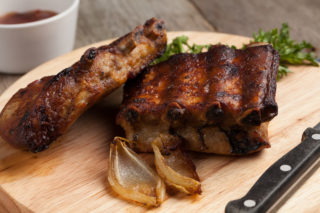 BABICOVO MENU: Vepřová žebírka z&nbsp;trouby * Brokolice v&nbsp;cibulové krustě
