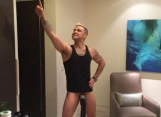 ANKETA: Robbie Williams zveřejnil fotku s&nbsp;ponožkou na&nbsp;penisu! Není to už moc?