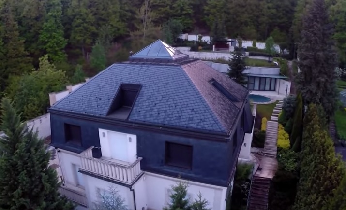 VIDEO: Před 10 lety utekl Krejčíř z téhle vily policii před nosem!