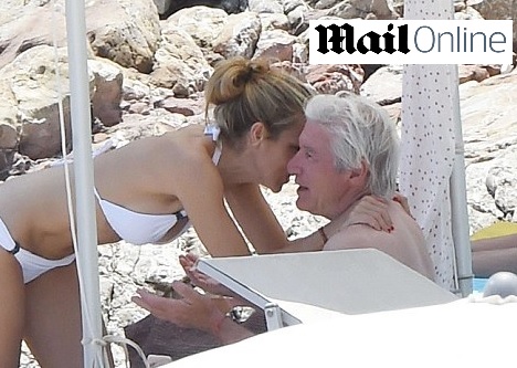 FOTO: Richard Gere dorazí do Karlových Varů i s novou přítelkyní! Podívejte se na jejich líbánky