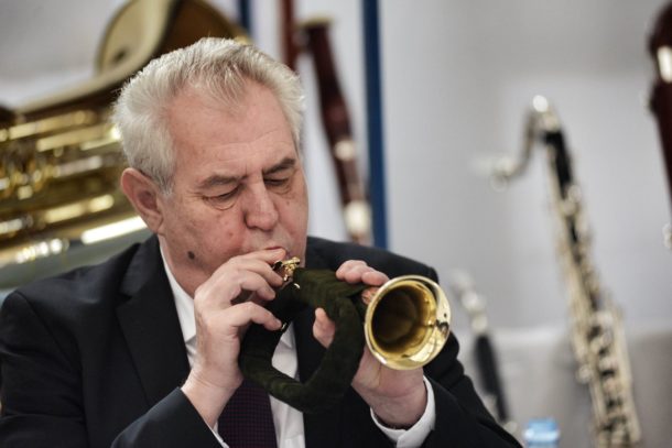 Prezidenta lákají, aby přestoupil do jiné země! Poslechněte si to