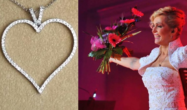 FOTO: Helena Vondráčková dostala od manžela k narozeninám srdíčko s diamanty!