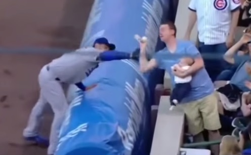 VIDEO: Fanoušek v zápase ztrapnil baseballovou hvězdu. I s miminem v ruce!