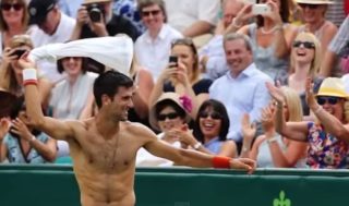 VIDEO: Djokovič rozvášnil fanynky a&nbsp;vyprovokoval ke striptýzu i&nbsp;soupeře!
