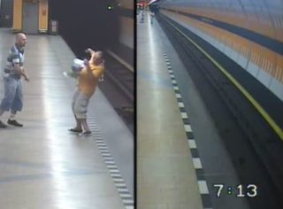 Znáte ho? Police hledá útočníka, který shodil muže pod metro