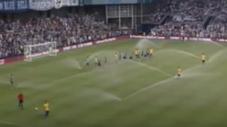 VIDEO: Sprcha! Během fotbalového zápasu se spustilo kropení trávníku!