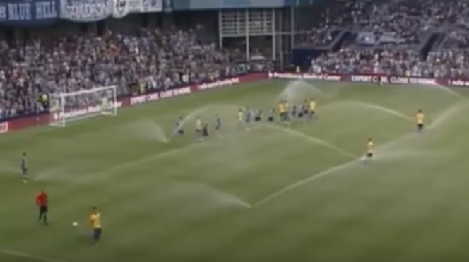 VIDEO: Sprcha! Během fotbalového zápasu se spustilo kropení trávníku!