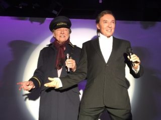 FOTO: Karel Gott se stal hlídačem v&nbsp;muzeu! Dozor měl i&nbsp;nad svojí sochou