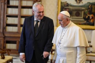 Prezident chce vzít papeže na&nbsp;silnici E55! Proč?