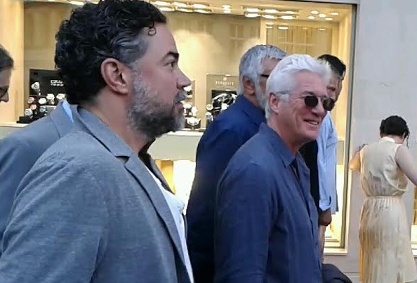 VIDEO: Richard Gere na večerní procházce s Bartoškou! Podívejte se
