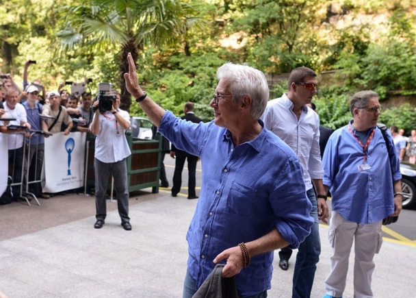 VIDEO: Richard Gere padá ve Varech Vedrem! “Je tu horko jako v&nbsp;Ekvádoru,” prohlásil