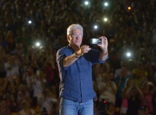 VIDEO: Richard Gere zpíval v&nbsp;letním kině Pretty Woman! Přišlo se na&nbsp;něj podívat 7 tisíc lidí