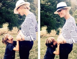 FOTO: Topmodelka Karolína Kurková čeká druhé dítě! Nechala se vyfotit s&nbsp;bříškem